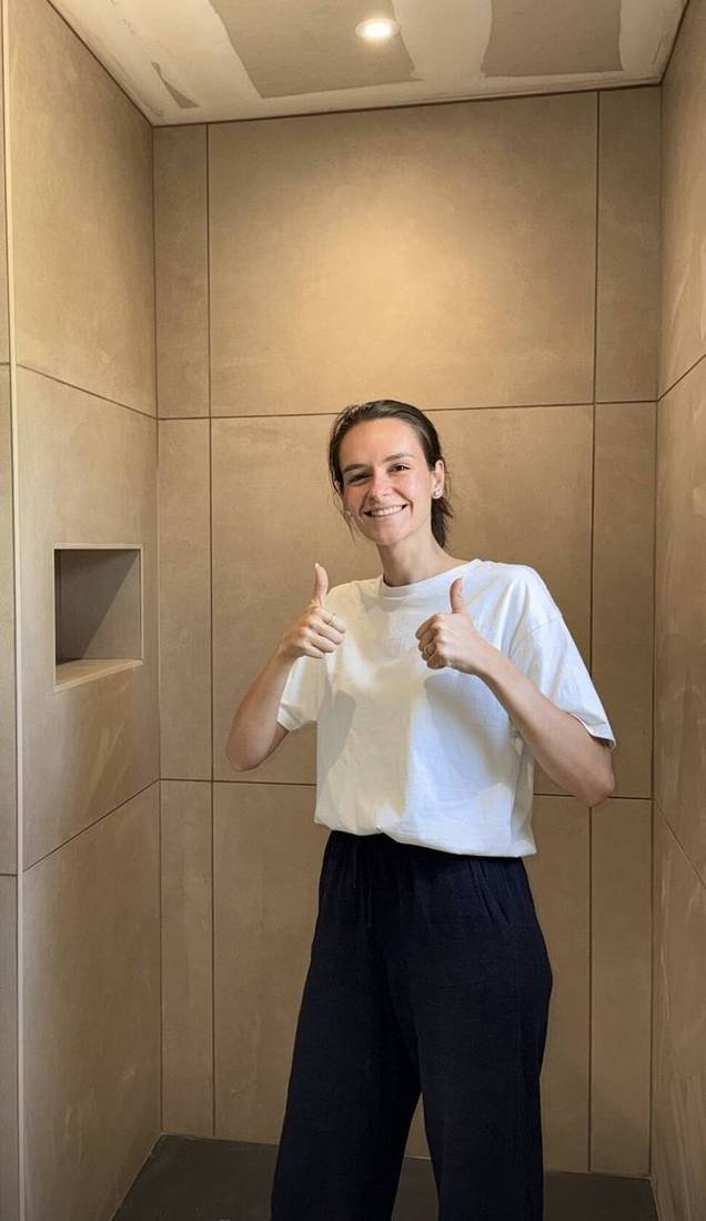 Client satisfait à la livraison du chantier : douche avec niche intégrée