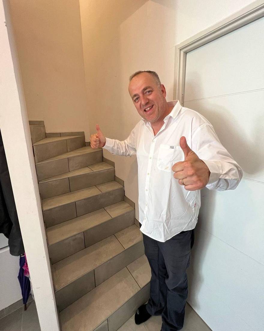 Client satisfait à la livraison du chantier : escalier carrelé