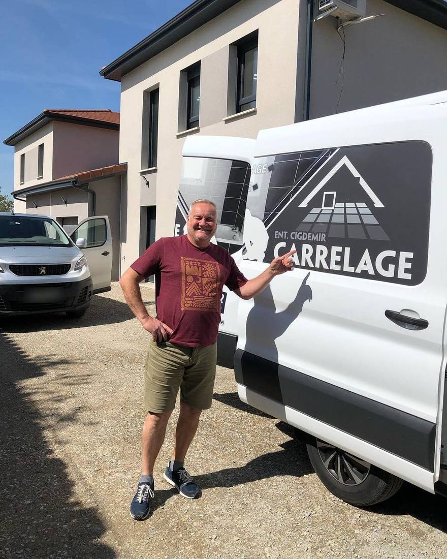 Client satisfait à la livraison du chantier : fin de chantier, maison neuve