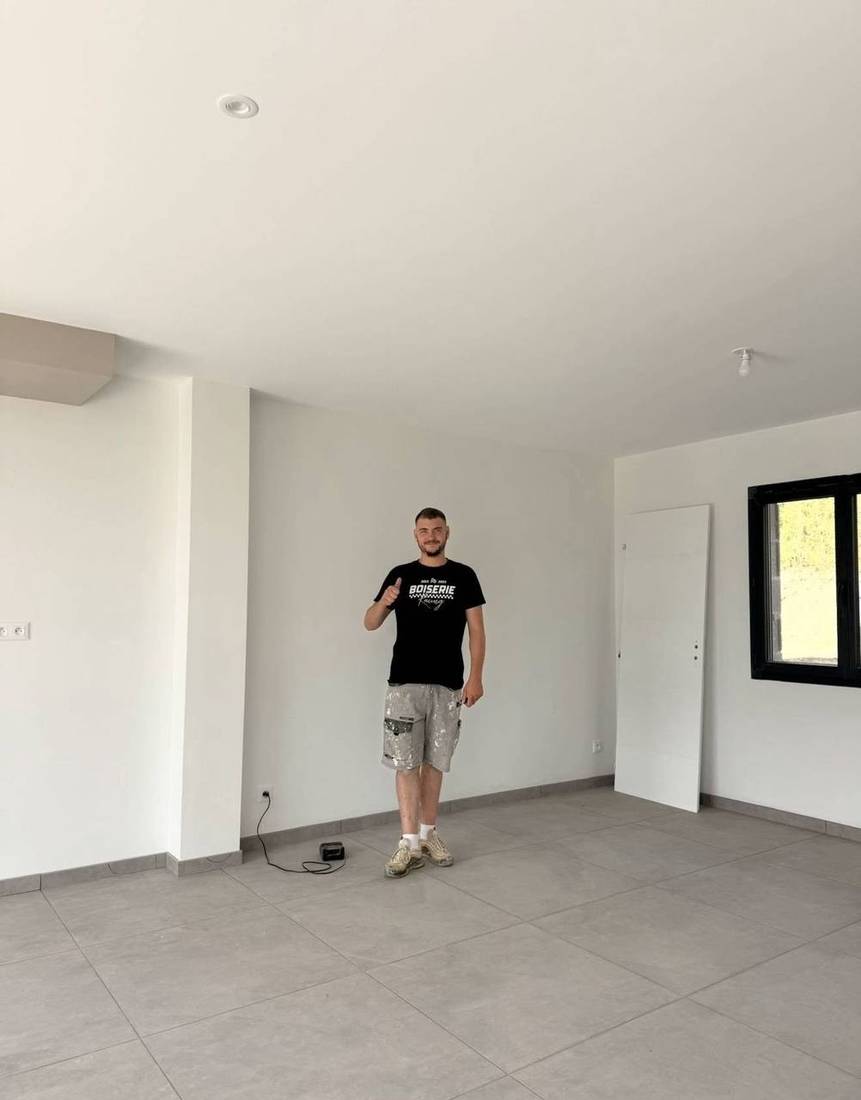 Client satisfait à la livraison du chantier : séjour, grand format gris