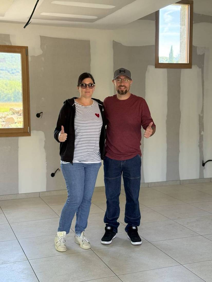 Client satisfait à la livraison du chantier : sol grand format, maison neuve