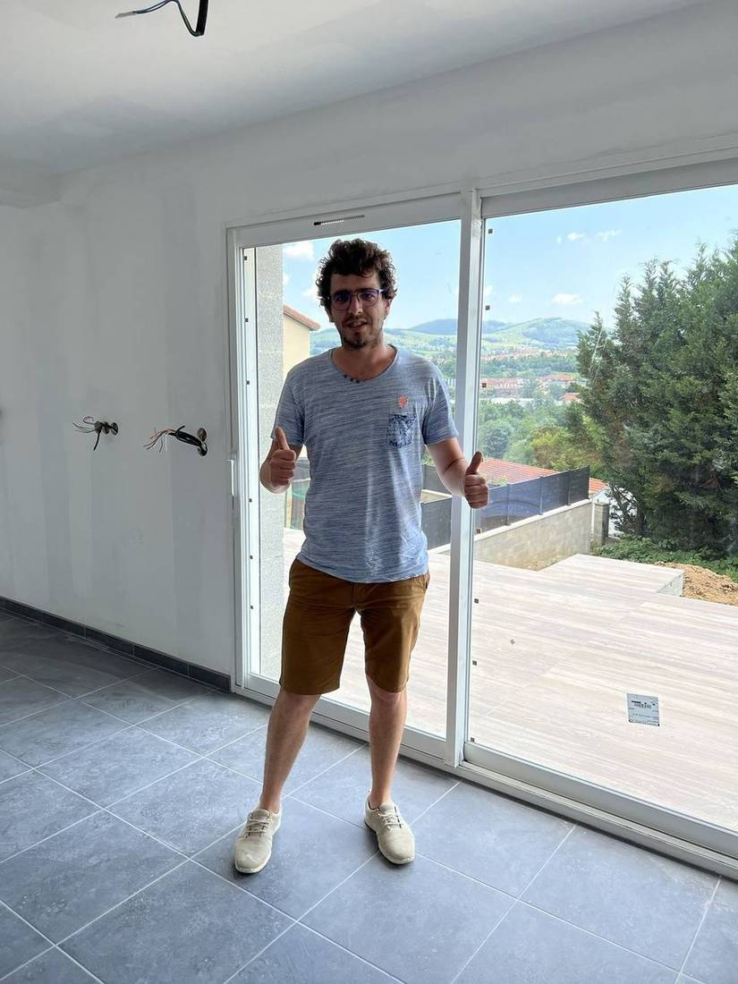 Client satisfait à la livraison du chantier : sol intérieur et terrasse
