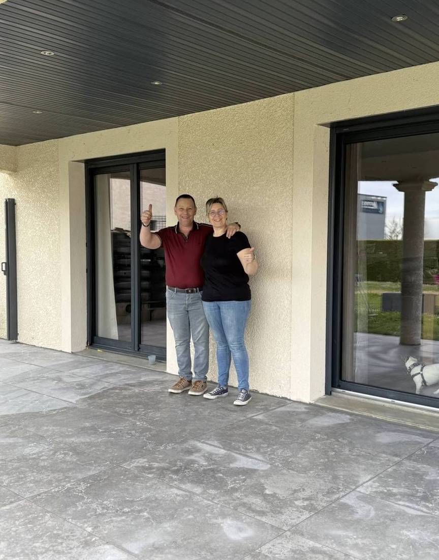 Client satisfait à la livraison du chantier : terrasse couverte, grand format