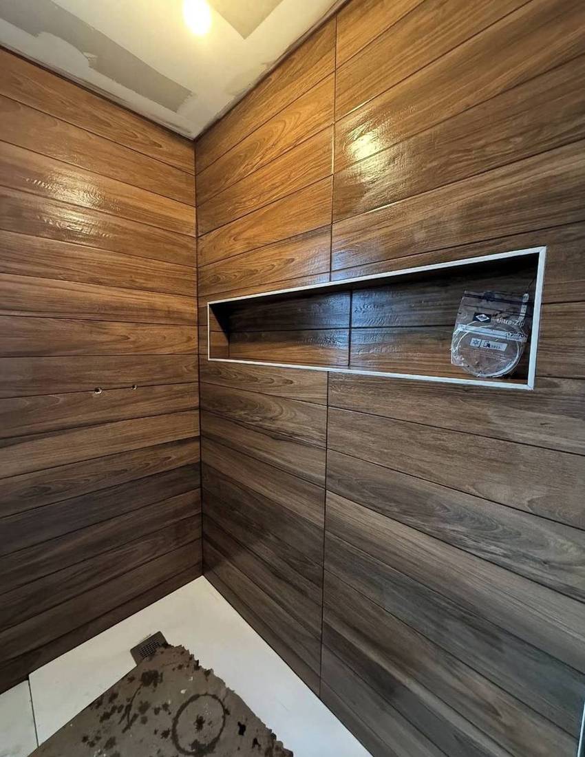 Douche en carrelage effet bois avec longue niche intégrée