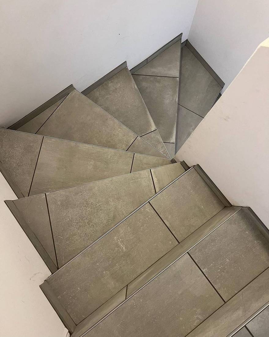 Escalier quart tournant habillé de carrelage avec nez de marche inox