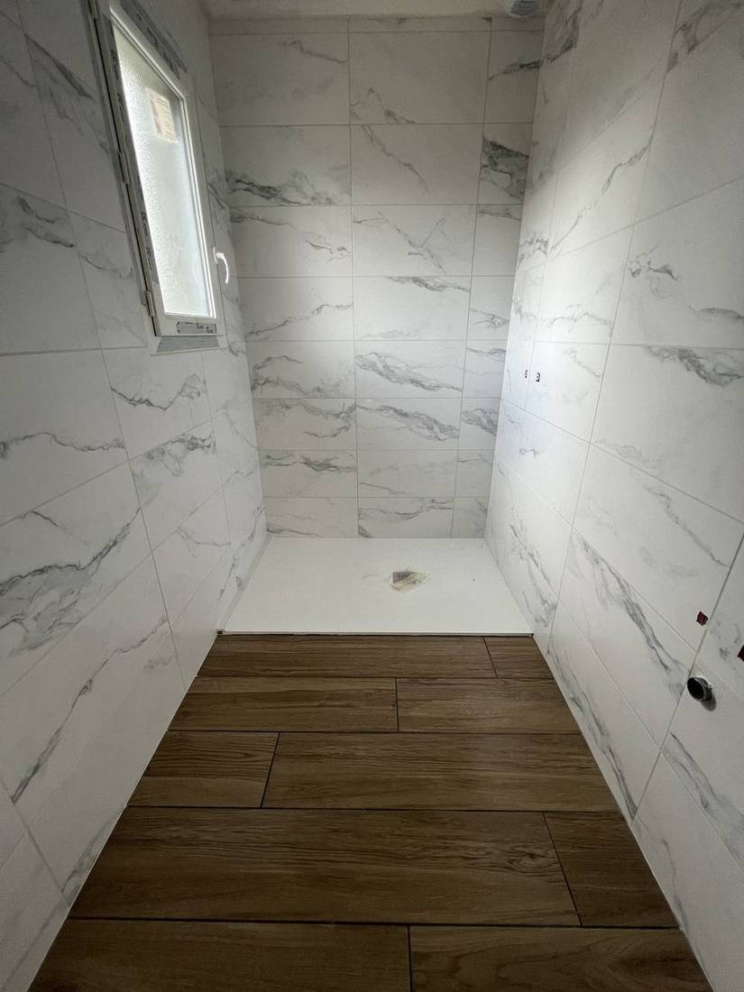 Salle de douche en faïence effet marbre et sol effet bois