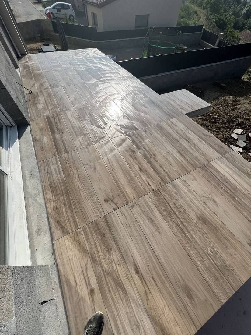 Terrasse extérieure en carrelage effet bois